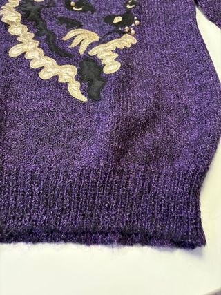 Maglione artigianale viola con dettagli oro