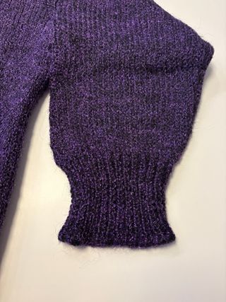 Maglione artigianale viola con dettagli oro