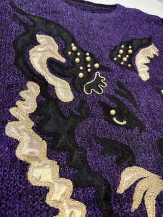 Maglione artigianale viola con dettagli oro