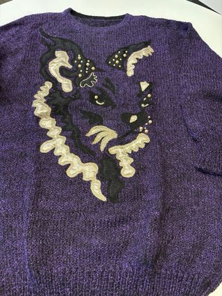 Maglione artigianale viola con dettagli oro