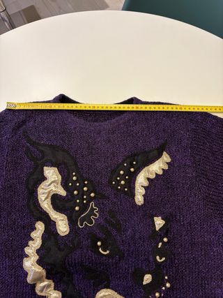 Maglione artigianale viola con dettagli oro