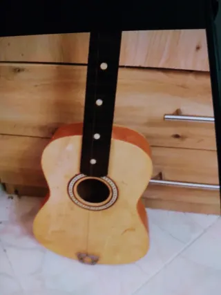 Chitarra acustica piccola