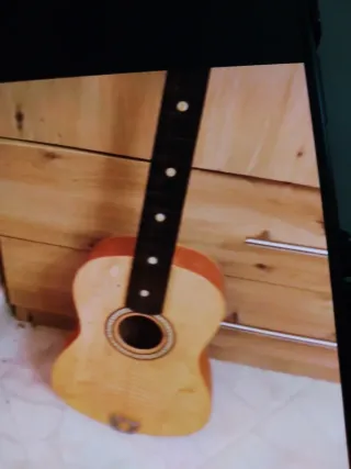 Chitarra acustica piccola