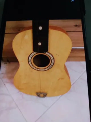 Chitarra acustica piccola