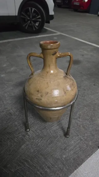 Cántaro Barro y soporte vintage artesano en forja.
