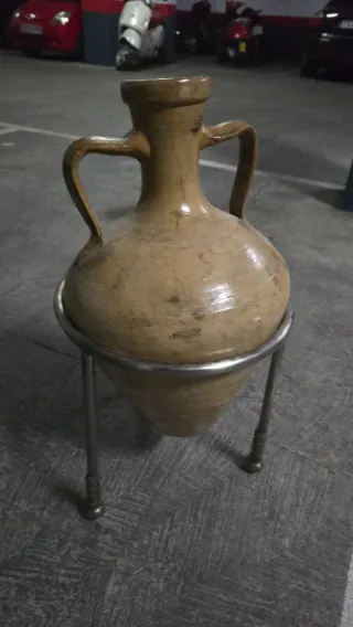 Cántaro Barro y soporte vintage artesano en forja.