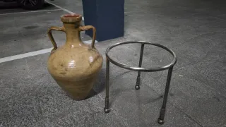 Cántaro Barro y soporte vintage artesano en forja.