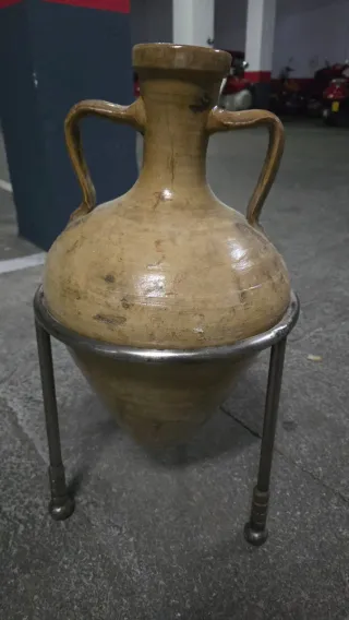 Cántaro Barro y soporte vintage artesano en forja.