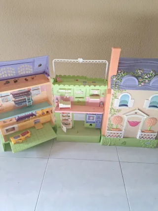 Casita de muñecas con jardín y chimenea