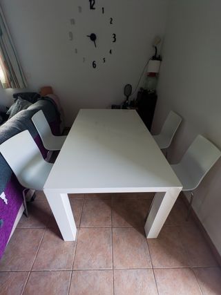 Mesa de comedor blanca