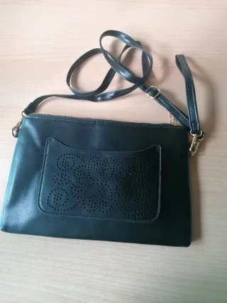 Bolso negro con detalle calado