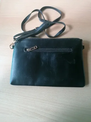 Bolso negro con detalle calado
