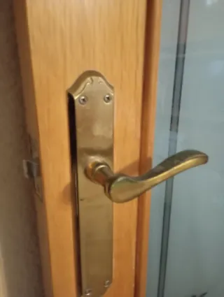 Puerta de madera con vidriera decorada