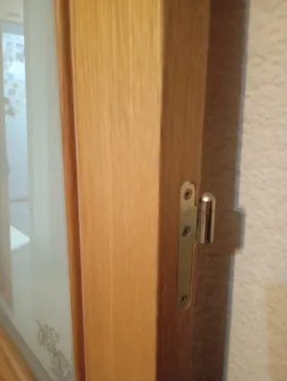 Puerta de madera con vidriera decorada