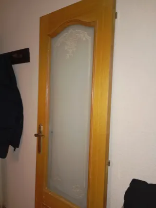 Puerta de madera con vidriera decorada