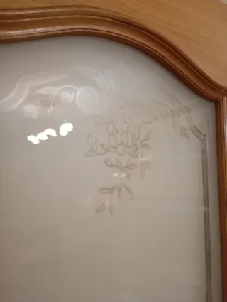 Puerta de madera con vidriera decorada