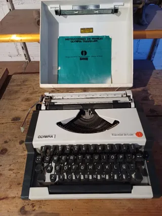 Máquina de escribir Olympia Traveller de Luxe