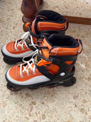 Patines en línea naranjas y negros