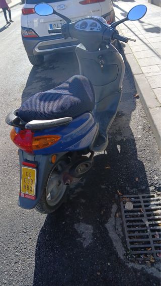 Piaggio Fly 50 2T Scooter Azul. Revisión hace poco