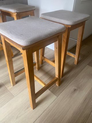 Taburetes altos madera y tela Ikea