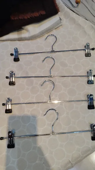 4 Perchas Metálicas para Faldas