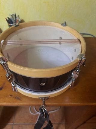 Tambor nuevo con caja china y palos