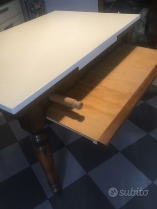 Tavolo in legno con piano bianco
