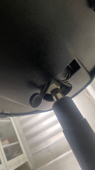 Silla de oficina negra con ruedas