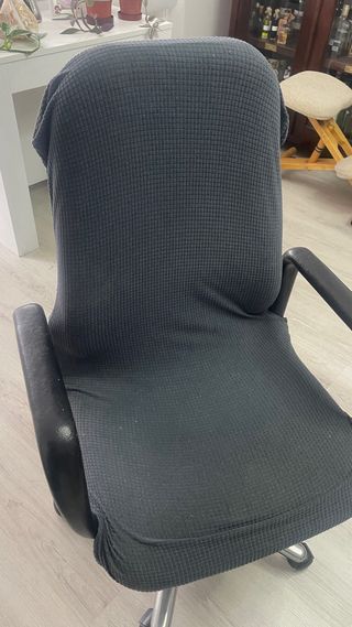 Silla de oficina negra con ruedas