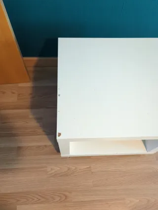 Mesa auxiliar blanca con ruedas