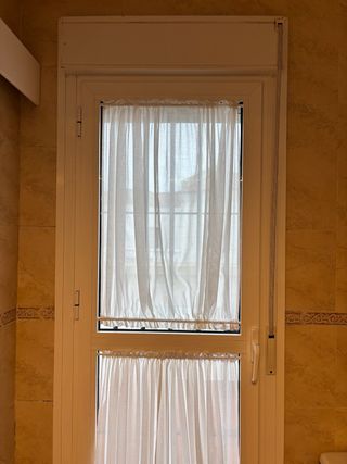 Ventana balconera blanca