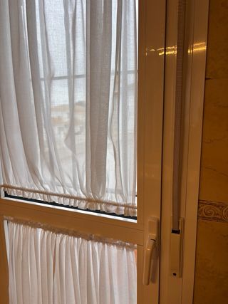 Ventana balconera blanca