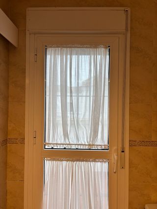 Ventana balconera blanca