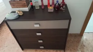 Cómoda de madera y plástico