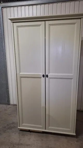 Armario de madera beige y blanco