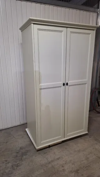 Armario de madera beige y blanco