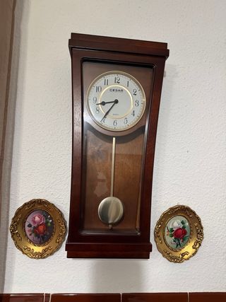 Reloj de pared de madera con péndulo