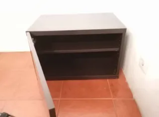 Móvel de madeira com prateleiras