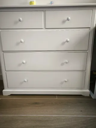 Cómoda de madera blanca