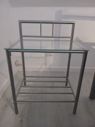 Mesa de cabeceira vidro e metal