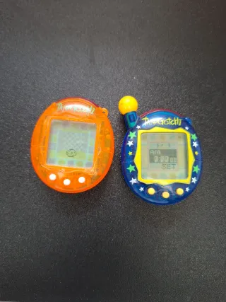 Tamagotchi Naranja y Azul