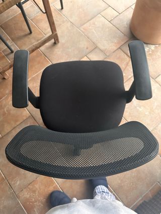 Silla de oficina negra con ruedas
