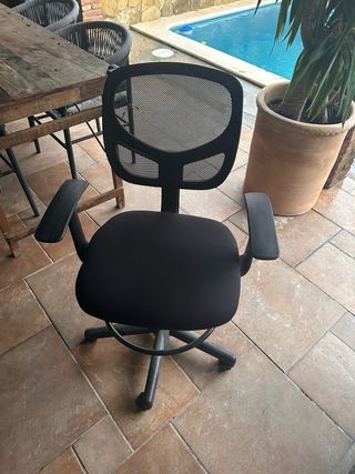 Silla de oficina negra con ruedas