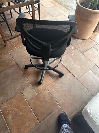 Silla de oficina negra con ruedas