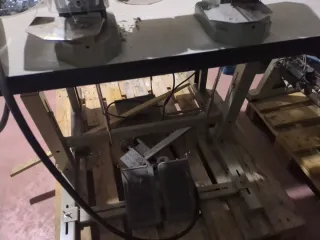 Máquina remachadora para pantalones