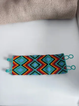 Pulsera tejida geométrica. Hecha a mano en México.