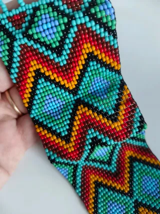 Pulsera tejida geométrica. Hecha a mano en México.