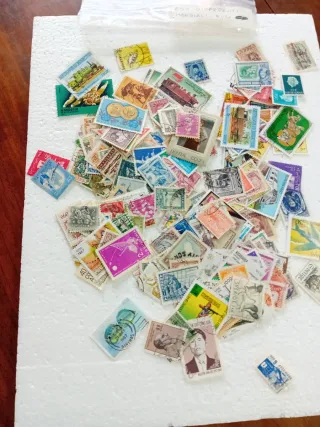 250 francobolli da tutto il mondo