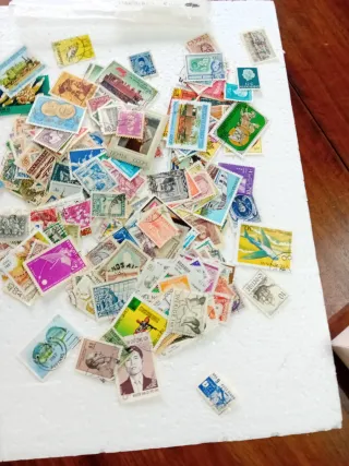 250 francobolli da tutto il mondo