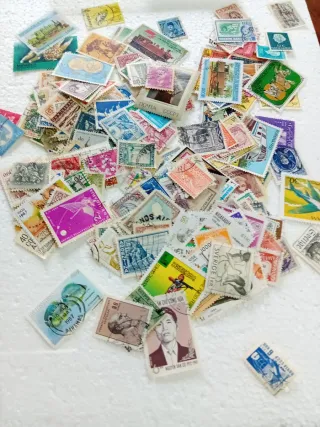 250 francobolli da tutto il mondo